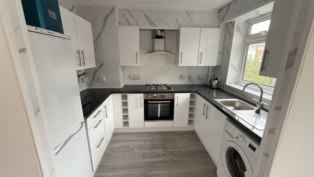 Lot: 214 - VACANT MAISONETTE FOR INVESTMENT OR OWNER OCCUPATION - Interior image of kitchen